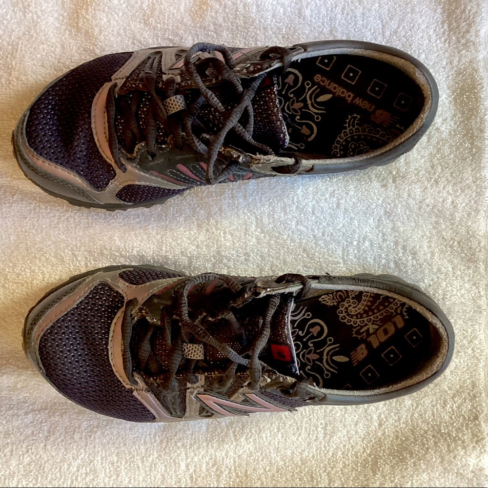 Women tennis shoes almost new